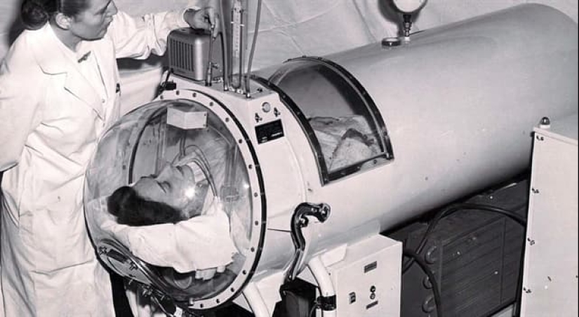 Prisoners of the "Iron lung": how to rescue victims of polio, have forgotten how to breathe