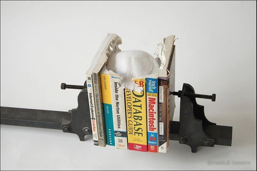 Proceso paso a paso para tallar una calavera a partir de libros antiguos.