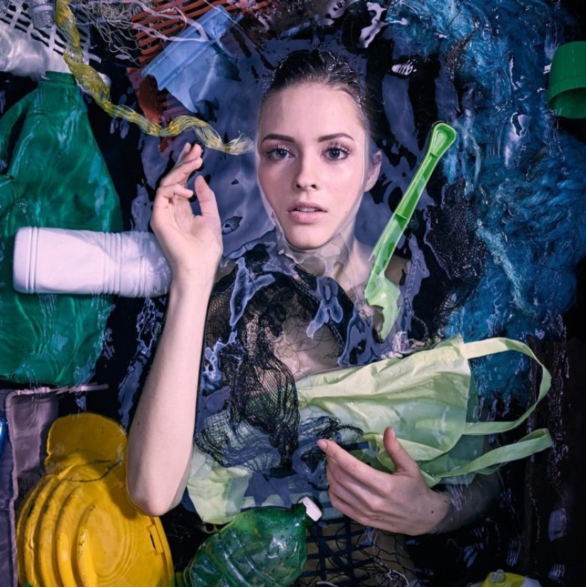 Proyecto fotográfico “Plastic Ocean”: hermosas chicas rodeadas de basura
