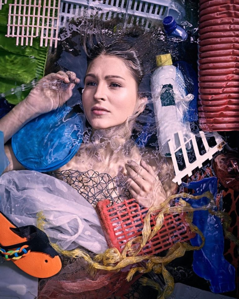 Proyecto fotográfico “Plastic Ocean”: hermosas chicas rodeadas de basura