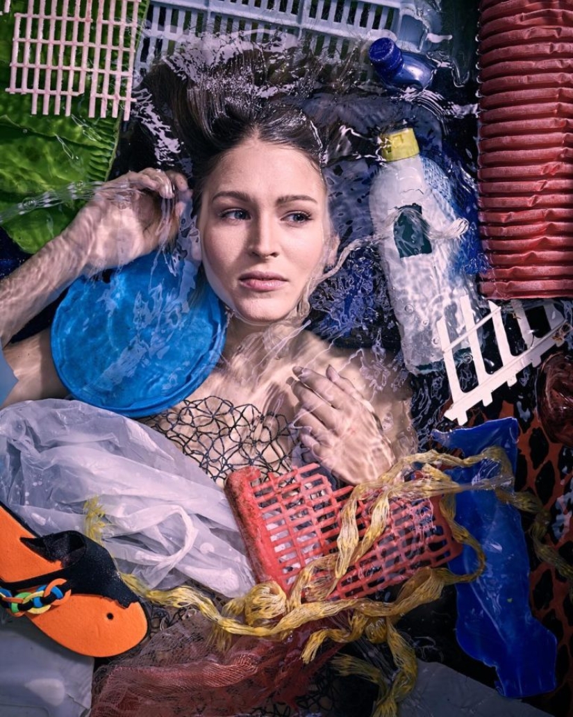 Proyecto fotográfico “Plastic Ocean”: hermosas chicas rodeadas de basura