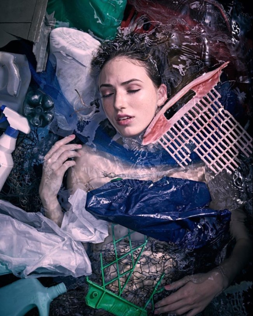Proyecto fotográfico “Plastic Ocean”: hermosas chicas rodeadas de basura