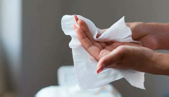 Qué peligro ocultan las toallitas húmedas