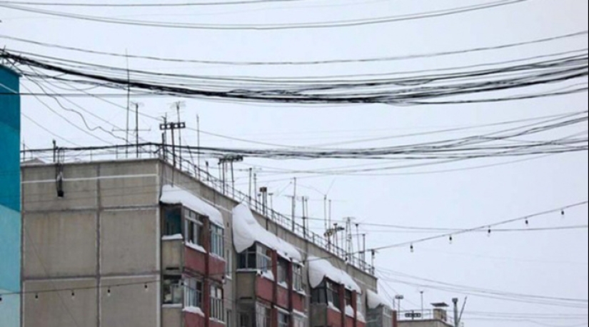 Quién y por qué estira los cables entre las casas