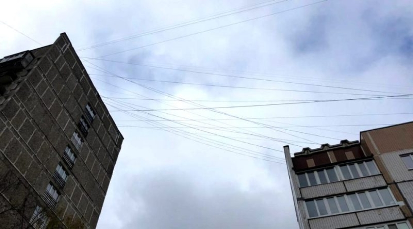 Quién y por qué estira los cables entre las casas