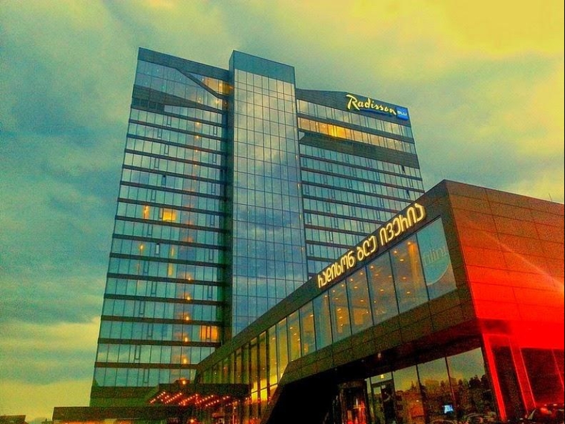 Radisson Blu Iveria: un hotel de lujo que fue un campo de refugiados