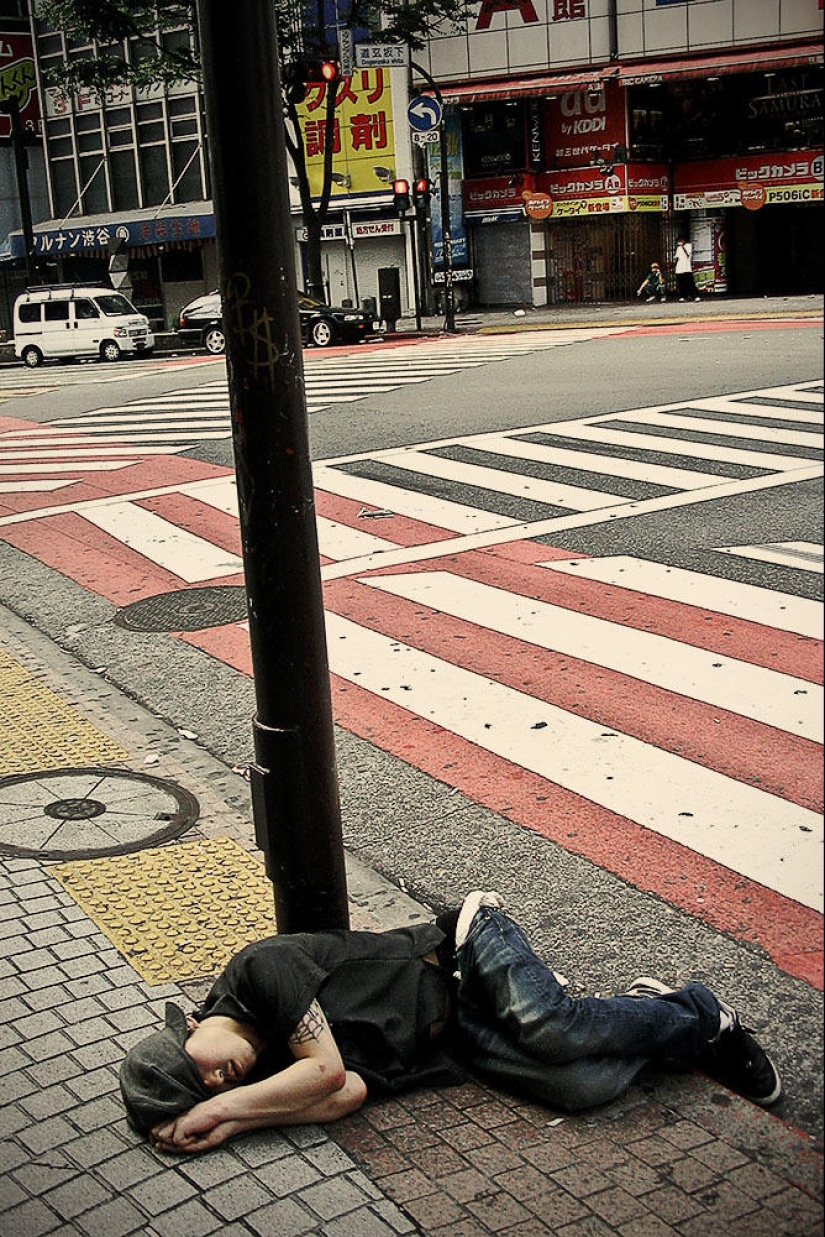 Residentes exhaustos de Tokio durmiendo en la calle