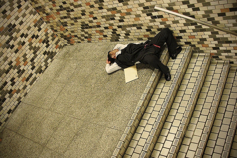 Residentes exhaustos de Tokio durmiendo en la calle
