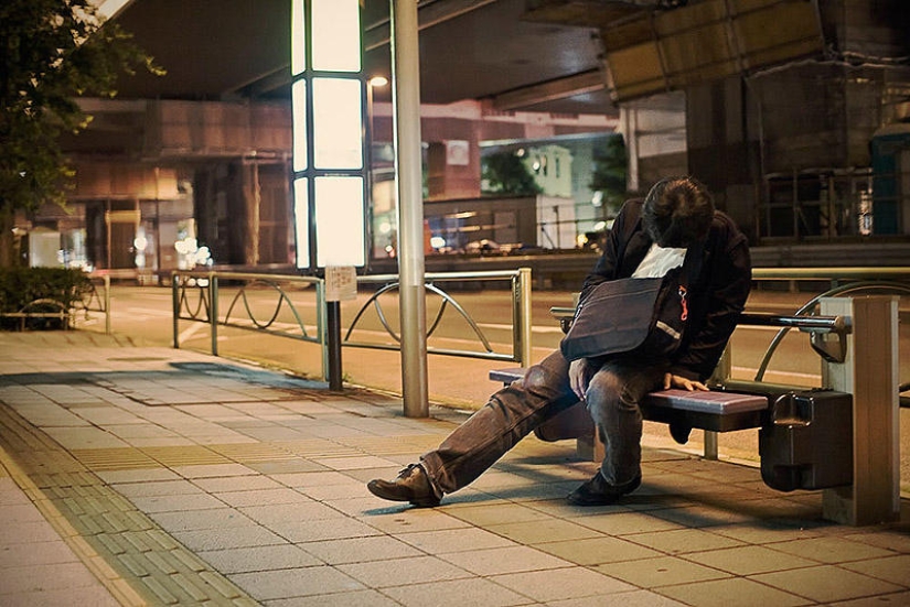 Residentes exhaustos de Tokio durmiendo en la calle