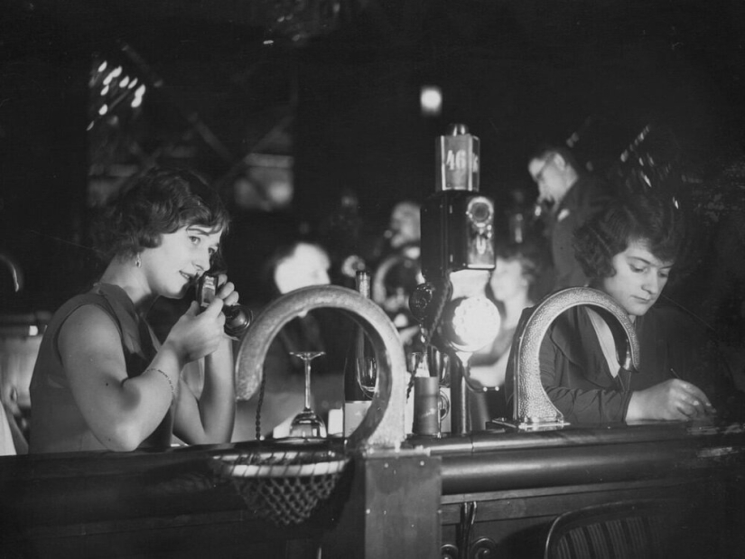 Retro Pickup: How Berlin Flirted with Pipes and Telephones in the 1930s Retro Pickup: How Berlin Flirted with Pipes and Telephones in the 1930s