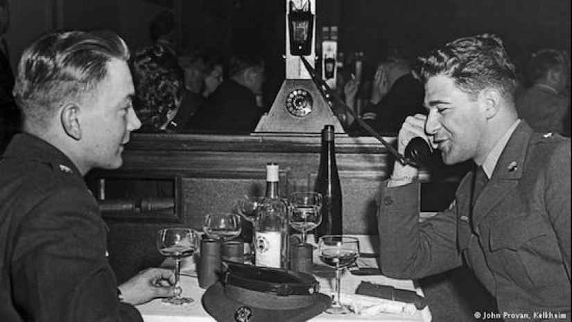 Retro Pickup: How Berlin Flirted with Pipes and Telephones in the 1930s Retro Pickup: How Berlin Flirted with Pipes and Telephones in the 1930s