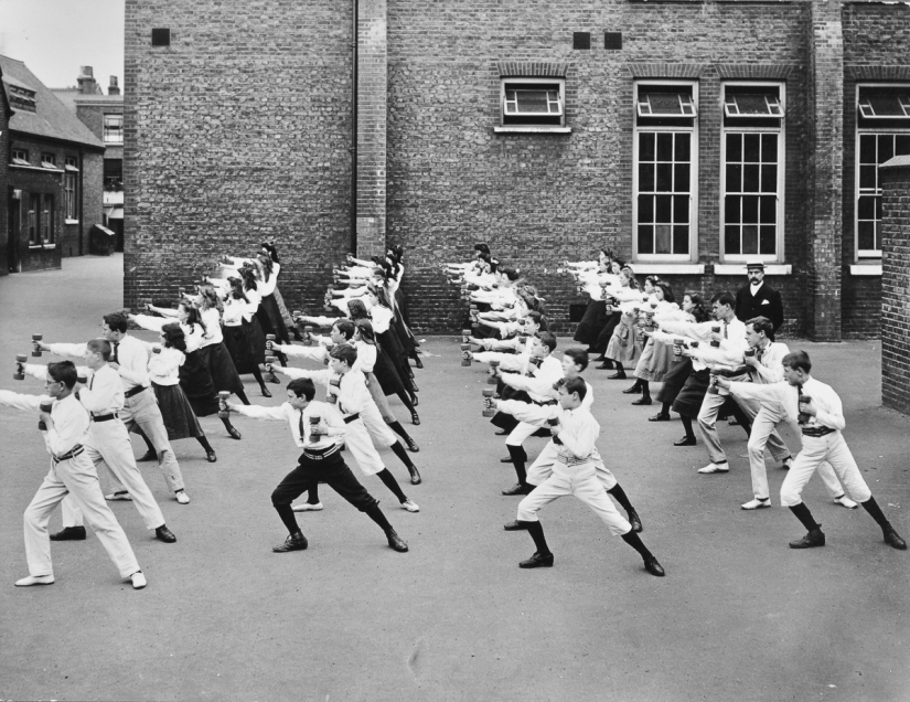 "Retrophizra" : cómo se llevaron a cabo las clases de educación física en 1895-1937
