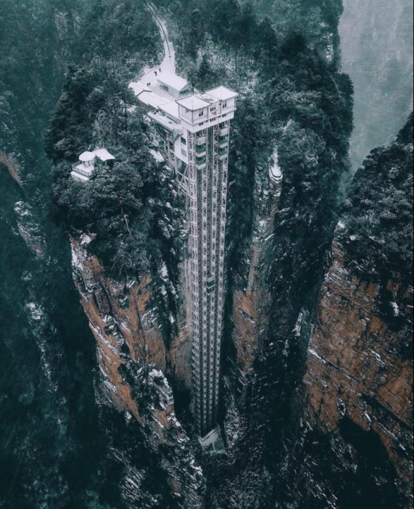 Road to the sky: the world's highest outdoor Elevator takes passengers at 326 meters above the ground