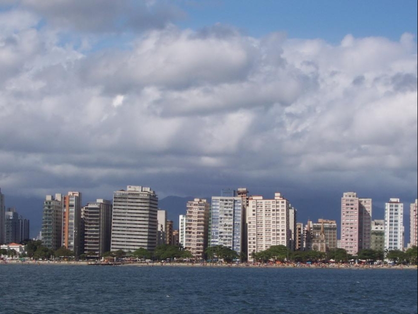 Santos is a city of "falling" buildings in Brazil Santos is a city of "falling" buildings in Brazil