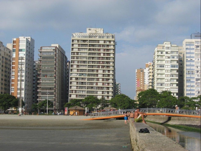 Santos is a city of "falling" buildings in Brazil Santos is a city of "falling" buildings in Brazil