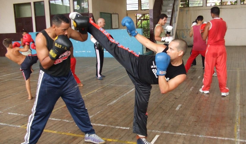 Savate Boxeo expulsado de la taberna