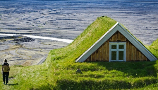 Scandinavian houses with an overgrown roof, in which you want to settle immediately Scandinavian houses with an overgrown roof, in which you want to settle immediately