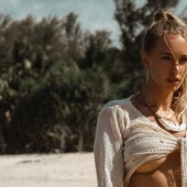 Seductive underboob, or reverse neckline