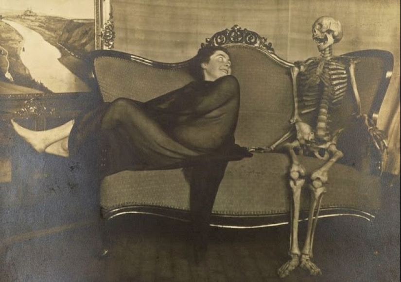 Señora con un esqueleto: un surrealista sesión de fotos Franz Fiedler comienzos de 1920-erótico