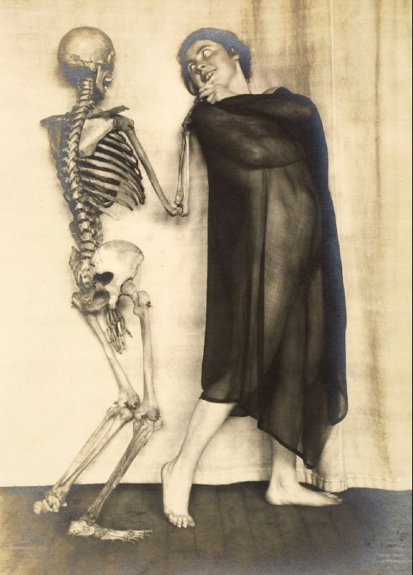Señora con un esqueleto: un surrealista sesión de fotos Franz Fiedler comienzos de 1920-erótico