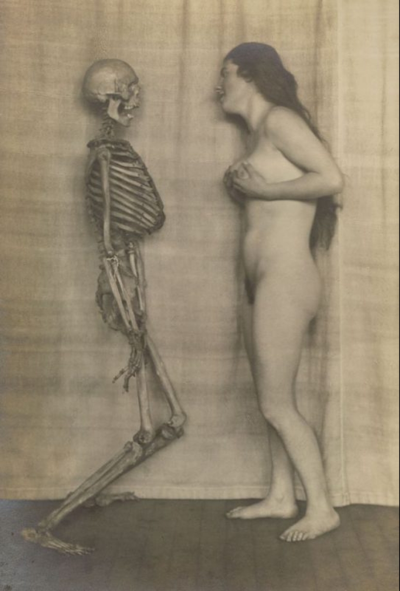 Señora con un esqueleto: un surrealista sesión de fotos Franz Fiedler comienzos de 1920-erótico