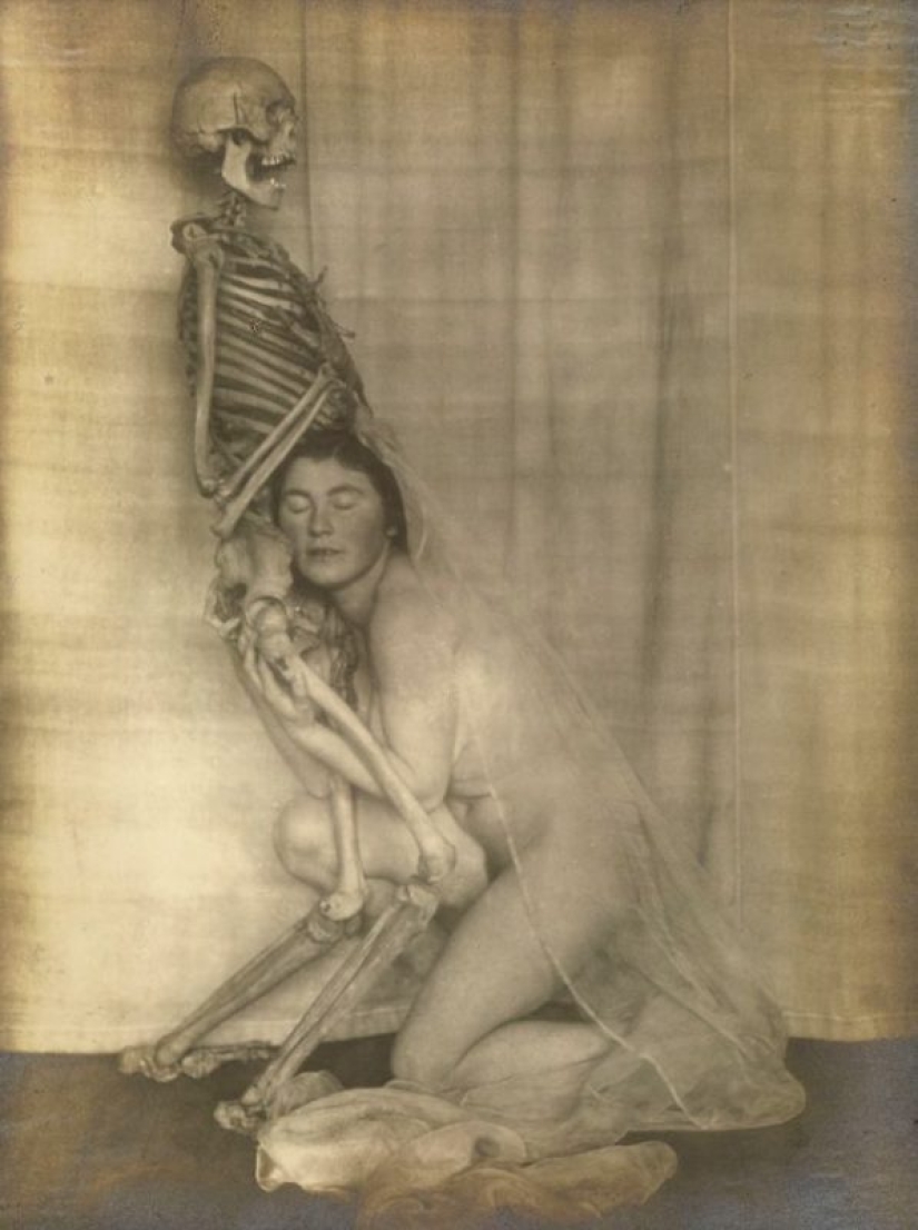 Señora con un esqueleto: un surrealista sesión de fotos Franz Fiedler comienzos de 1920-erótico