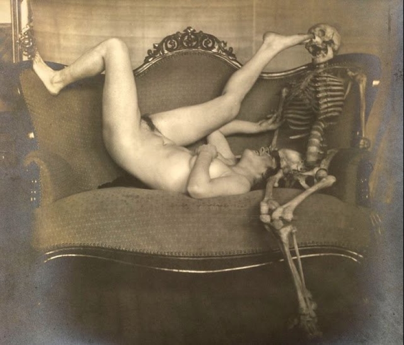 Señora con un esqueleto: un surrealista sesión de fotos Franz Fiedler comienzos de 1920-erótico