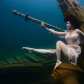 Sesión fotográfica submarina en el agua helada de un lago canadiense: un nuevo récord Guinness Sesión fotográfica submarina en el agua helada de un lago canadiense: un nuevo récord Guinness