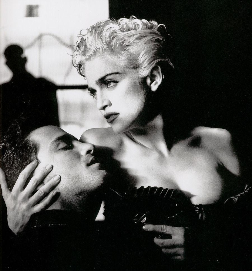 "Sex helps to sell — 20 scandalous works by Helmut Newton "Sex helps to sell — 20 scandalous works by Helmut Newton
