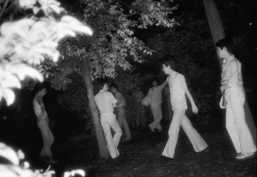 Sexo en la ciudad: fotos de Kohei Yoshiyuki tomadas en parques nocturnos de Tokio