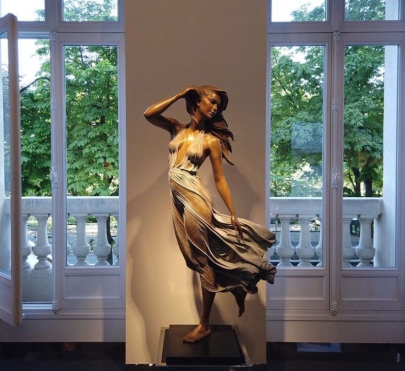 Sexy and incredibly realistic sculptors by Luo Li Rong