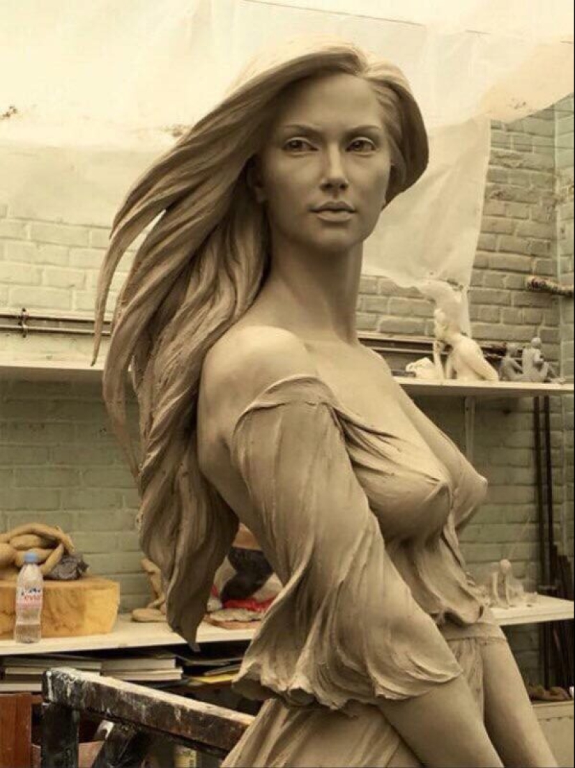 Sexy and incredibly realistic sculptors by Luo Li Rong