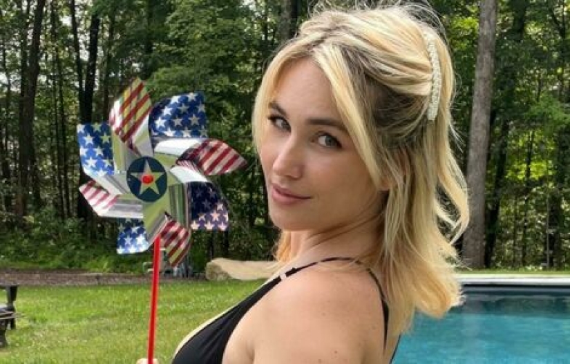 She Chews - Clients Pay: Shocking &quot;Bird&quot; Trend on OnlyFans