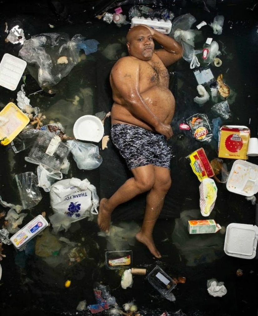 Shocking photos: how much garbage a person produces in just a week