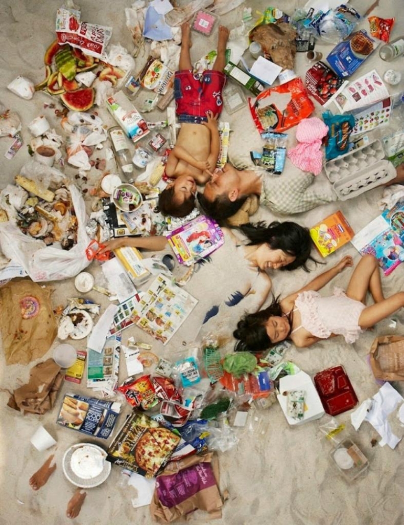 Shocking photos: how much garbage a person produces in just a week