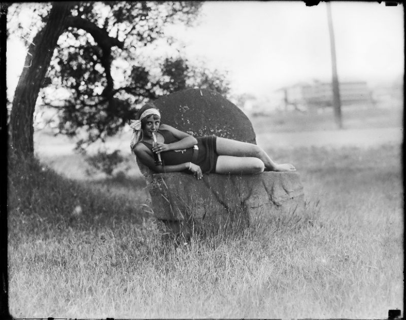 Short skirts, blush on the knees, lips with a bow: What were the flappers, young rebels of the "roaring 20s"