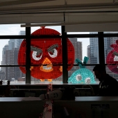 ¡Significa guerra! Cómo la batalla de pegatinas estaba pasando entre dos edificios de oficinas