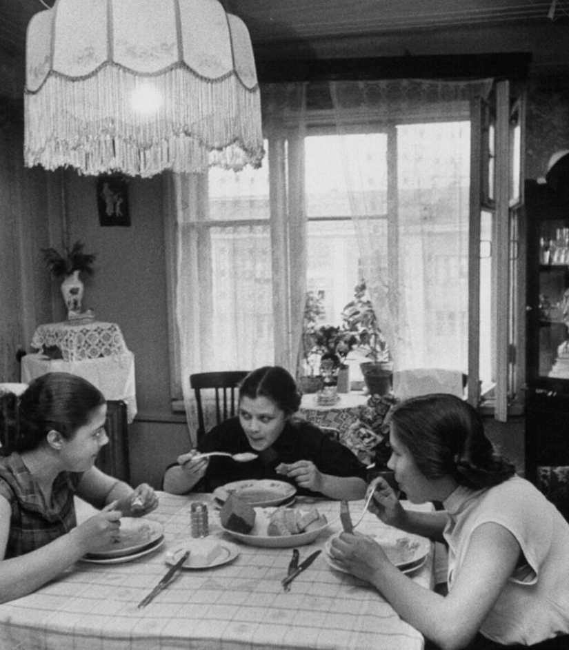 Simple Muscovites of the 1950s through the eyes of an American Simple Muscovites of the 1950s through the eyes of an American