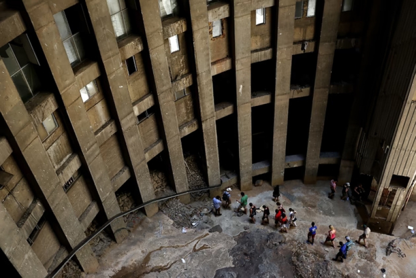 Skyscraper-well Ponte City Apartments: the highest and most problematic in Africa Skyscraper-well Ponte City Apartments: the highest and most problematic in Africa