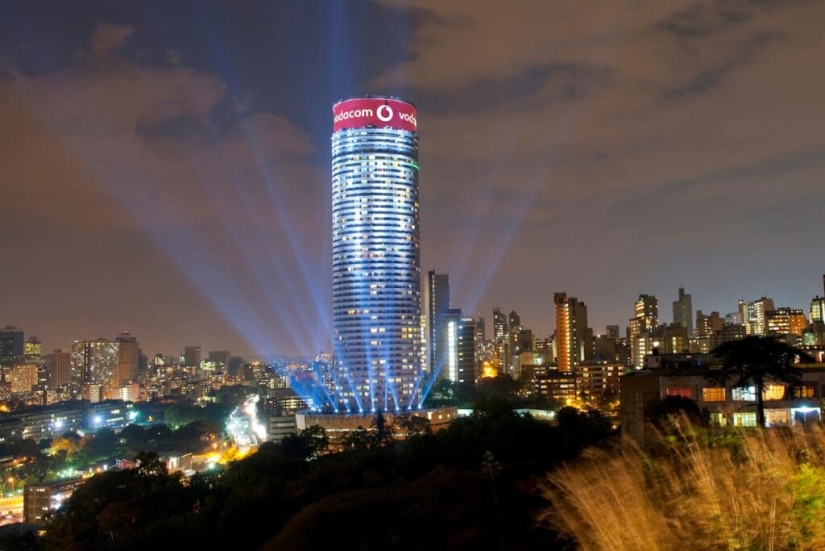Skyscraper-well Ponte City Apartments: the highest and most problematic in Africa Skyscraper-well Ponte City Apartments: the highest and most problematic in Africa