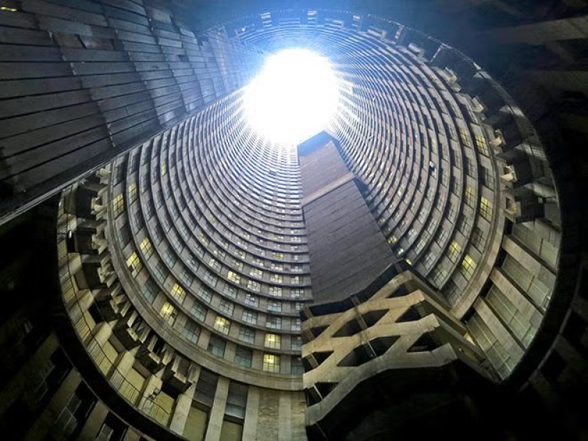 Skyscraper-well Ponte City Apartments: the highest and most problematic in Africa Skyscraper-well Ponte City Apartments: the highest and most problematic in Africa