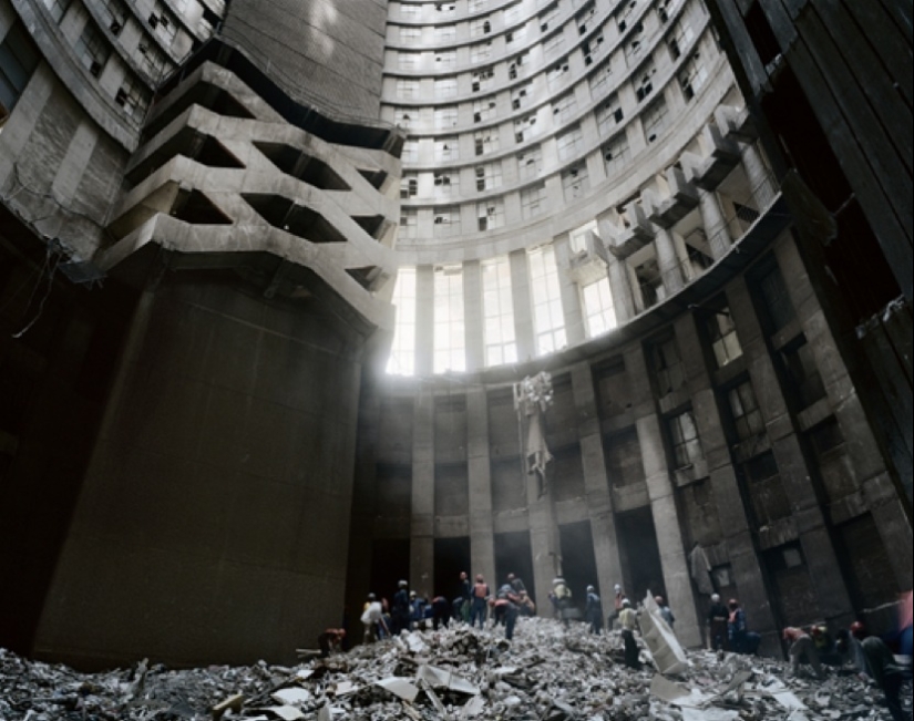 Skyscraper-well Ponte City Apartments: the highest and most problematic in Africa Skyscraper-well Ponte City Apartments: the highest and most problematic in Africa