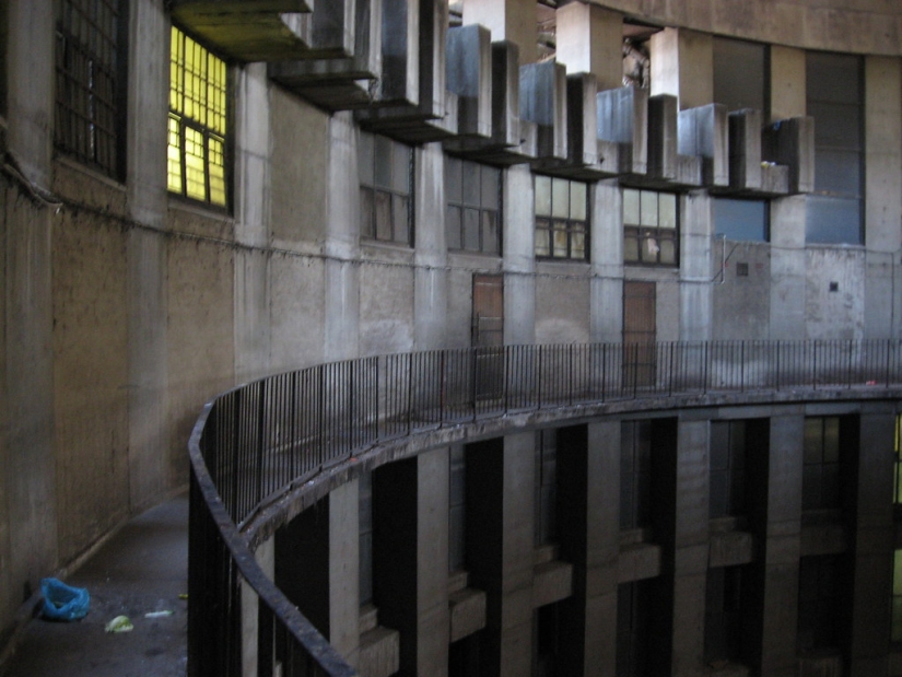 Skyscraper-well Ponte City Apartments: the highest and most problematic in Africa Skyscraper-well Ponte City Apartments: the highest and most problematic in Africa