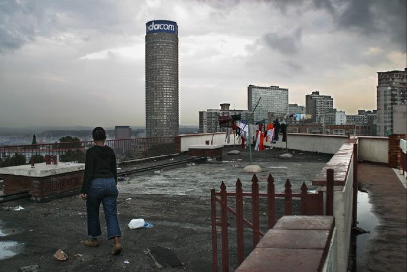 Skyscraper-well Ponte City Apartments: the highest and most problematic in Africa Skyscraper-well Ponte City Apartments: the highest and most problematic in Africa
