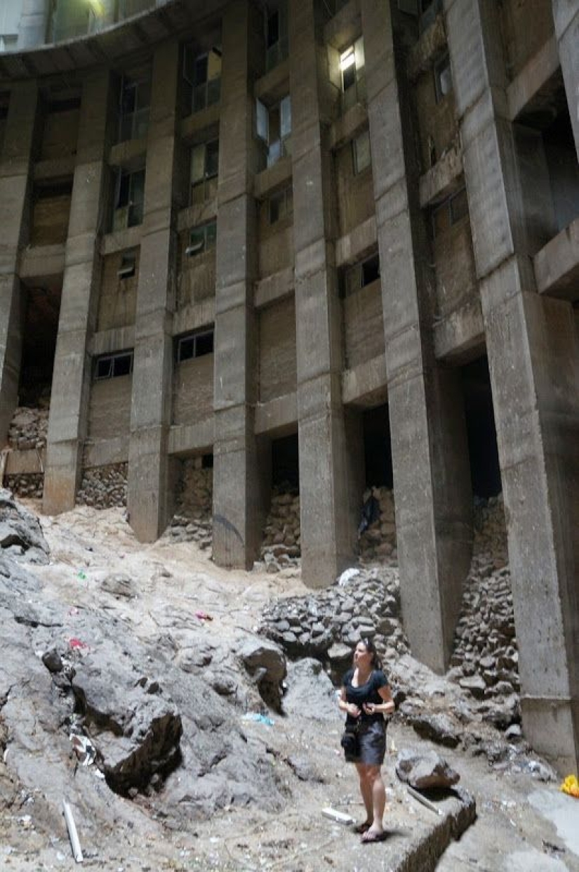 Skyscraper-well Ponte City Apartments: the highest and most problematic in Africa Skyscraper-well Ponte City Apartments: the highest and most problematic in Africa