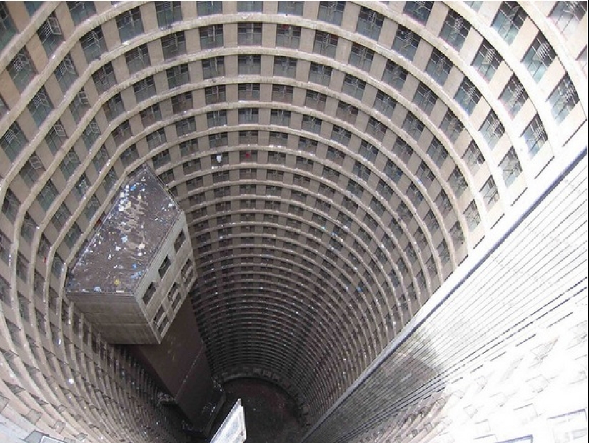 Skyscraper-well Ponte City Apartments: the highest and most problematic in Africa Skyscraper-well Ponte City Apartments: the highest and most problematic in Africa