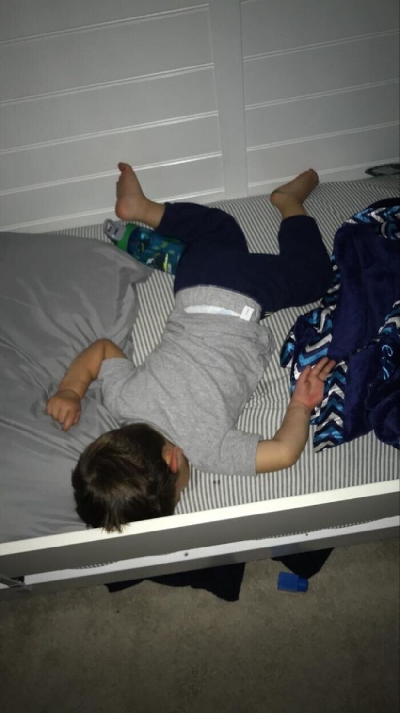 Sleep is sacred: people sleeping in the most ridiculous poses and locations Sleep is sacred: people sleeping in the most ridiculous poses and locations
