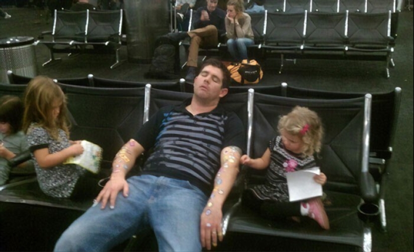 Sleep is sacred: people sleeping in the most ridiculous poses and locations Sleep is sacred: people sleeping in the most ridiculous poses and locations