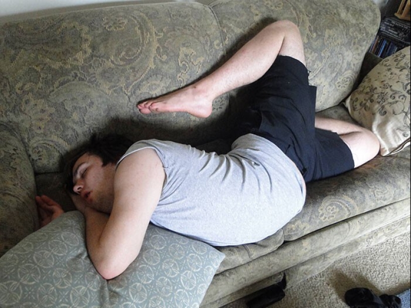 Sleep is sacred: people sleeping in the most ridiculous poses and locations Sleep is sacred: people sleeping in the most ridiculous poses and locations