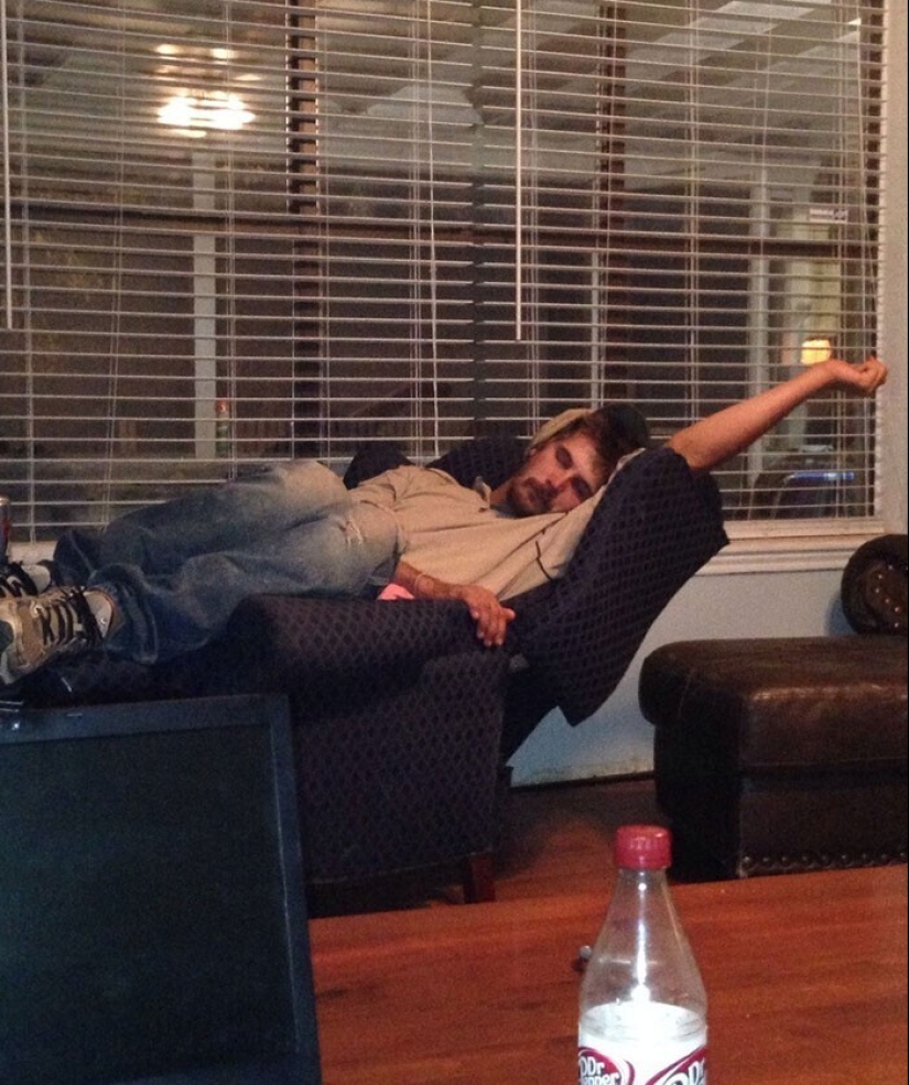 Sleep is sacred: people sleeping in the most ridiculous poses and locations Sleep is sacred: people sleeping in the most ridiculous poses and locations